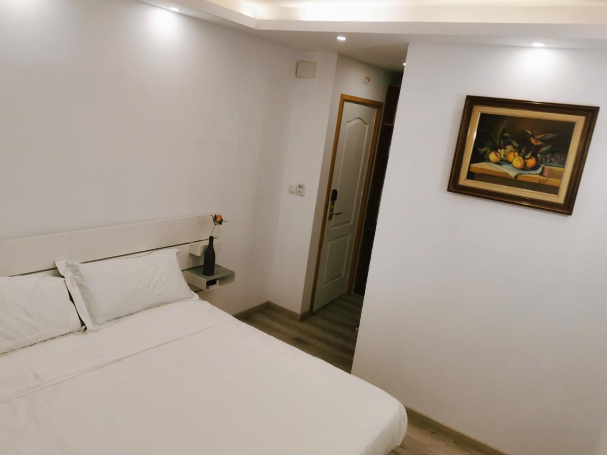 Barcelona Coronahostal Badalona Room photo